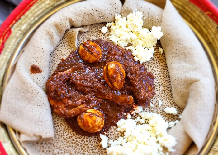 Doro Wat là món gà hầm nổi tiếng Ethiopia. Ảnh: Samra Cooks