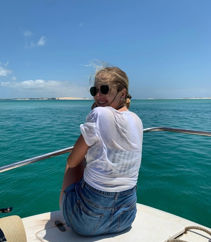 Đi thuyền dhow ngắm hoàng hôn. Ảnh: michellefoucheee