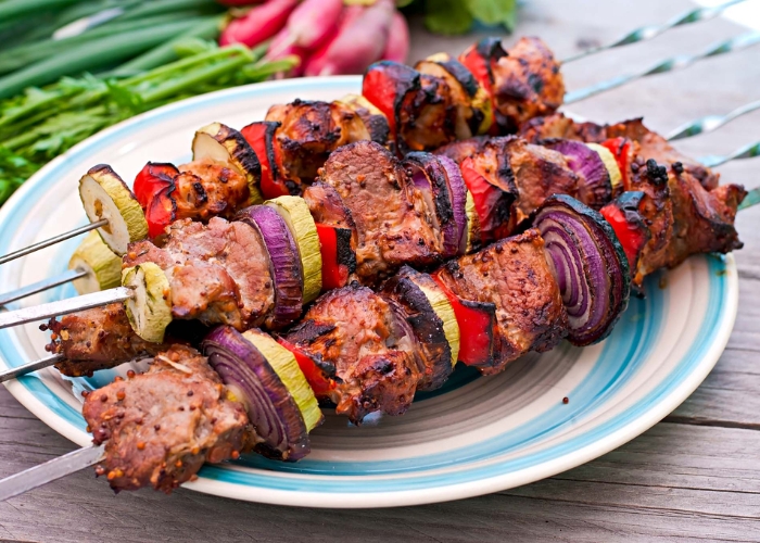 Brochettes thịt xiên que nướng than Ảnh: Grutto