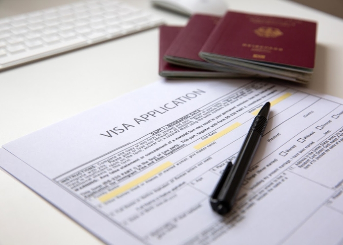 Nhận hộ chiếu và visa. Ảnh: VietJetAir