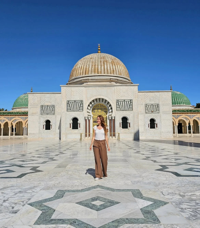 Đi bộ khám phá toàn tuyến đại lộ. Ảnh: stefi_travel