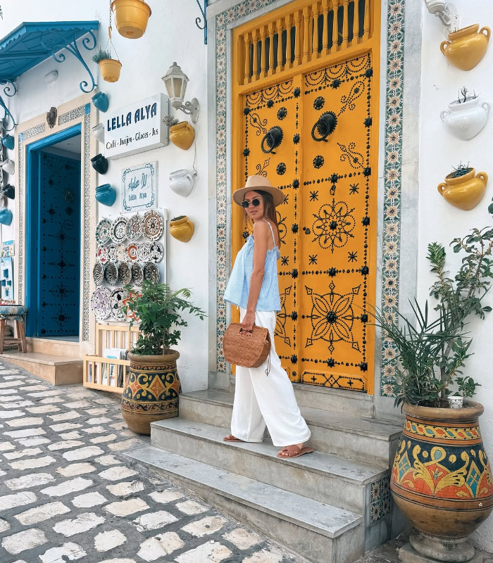 Thưởng thức trà bạc hà tại quán cà phê truyền thống. Ảnh: natallia_